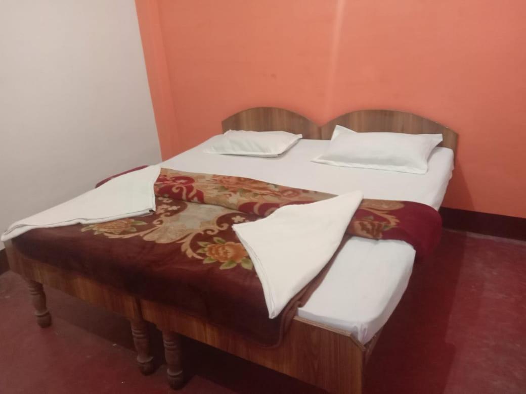 Om Rest House Hotel Варанаси Екстериор снимка