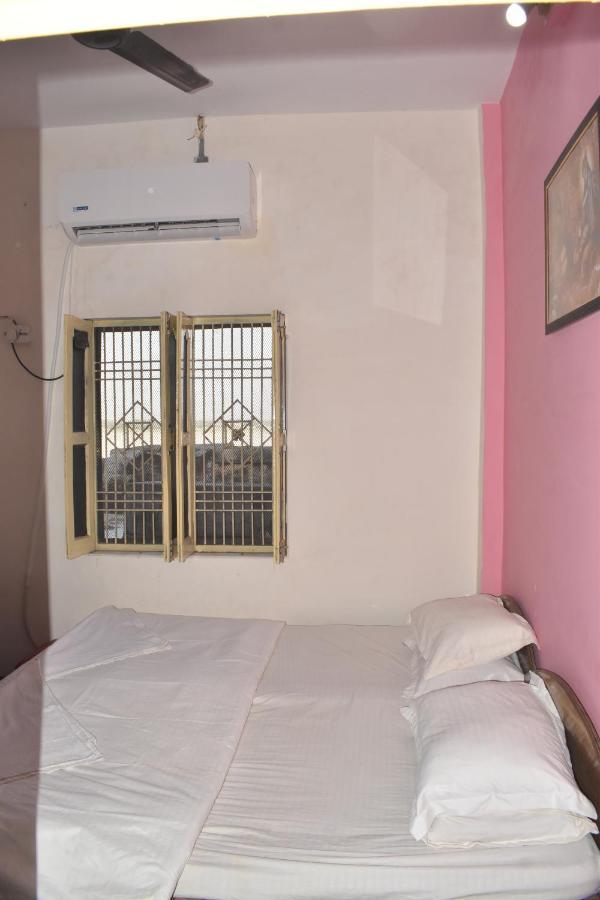 Om Rest House Hotel Варанаси Екстериор снимка