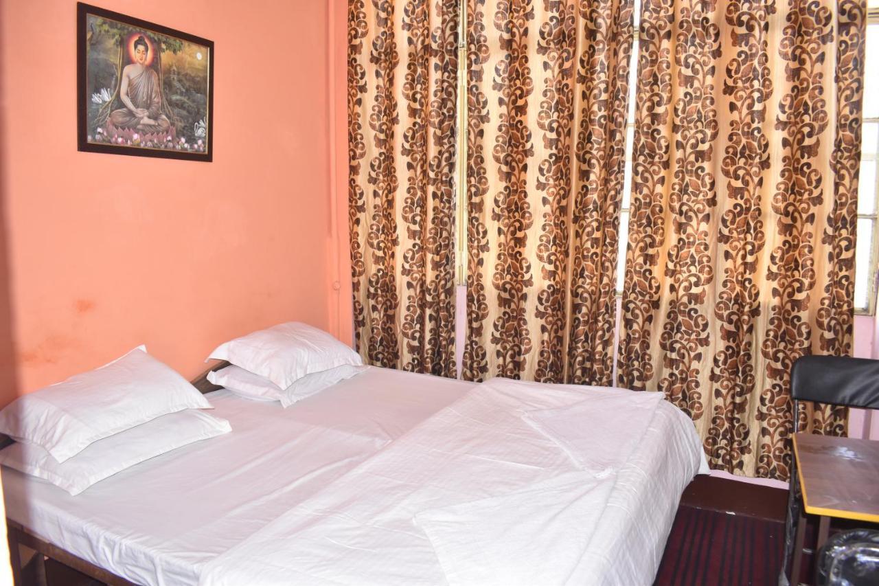 Om Rest House Hotel Варанаси Екстериор снимка