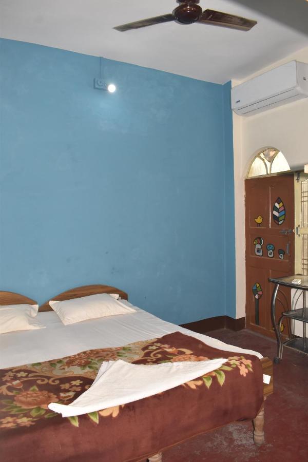 Om Rest House Hotel Варанаси Екстериор снимка